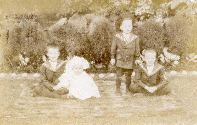 The Skelton children in Woodford, Essex (1907)
